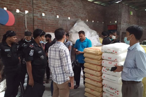 নীলফামারীতে অনুমোদনহীন পলিথিন কারখানায় র‌্যাবের অভিযান   
