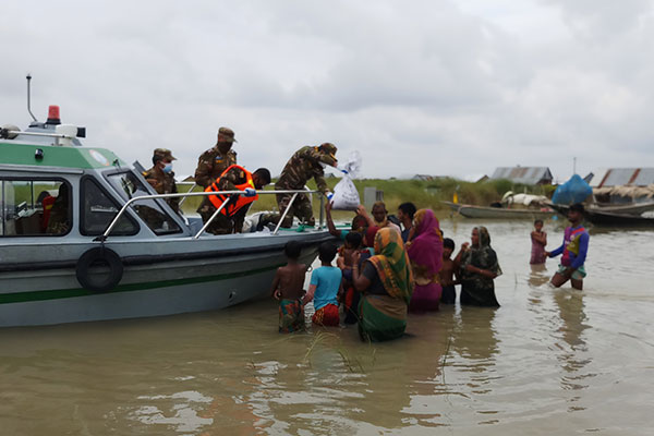 শরীয়তপুরে বন্যা কবলিতদের মাঝে সেনাবাহিনীর ত্রাণ