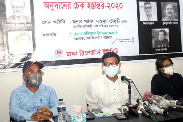 অতি প্রয়োজন ছাড়া ঝুঁকি নিয়ে ঈদে
বাড়ি যাবেন না: নৌ পরিবহন প্রতিমন্ত্রী
