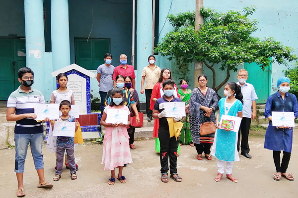 বরিশালে অনলাইন চিত্রাংকন প্রতিযোগিতায় বিজয়ীদের মাঝে পুরস্কার