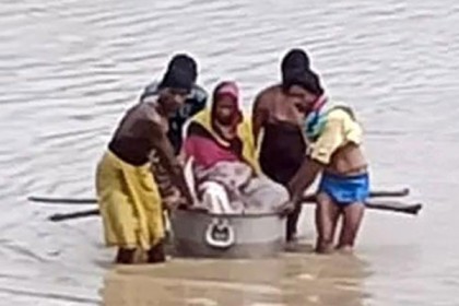 রান্নার পাত্রে বসিয়ে নদী পাড়ি দিয়ে অন্তঃসত্ত্বা স্ত্রীকে হাসপাতালে নিলেন স্বামী‍!