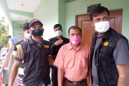 প্রাথমিকের গণ্ডি পেরিয়েই তিনি 'এমবিবিএস' ডাক্তার, হাসপাতালের মালিক!