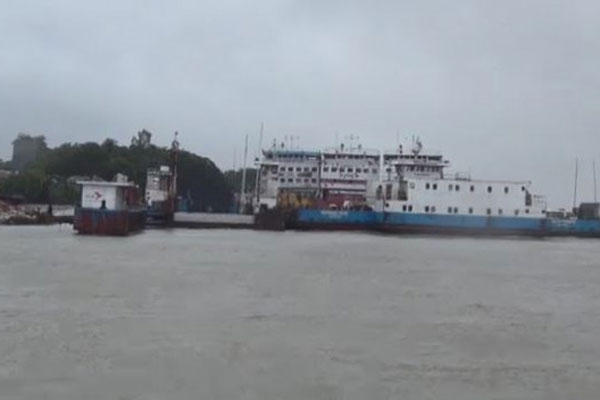 তীব্র স্রোত, পাটুরিয়া-দৌলতদিয়ায় ফেরি চলাচল ব্যাহত