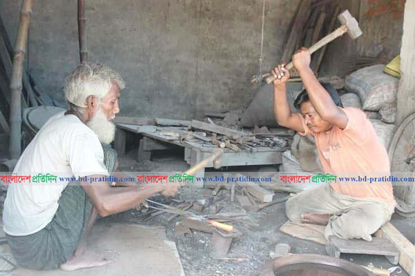 ঠাকুরগাঁওয়ে ব্যস্ত সময় পার করছেন কামাররা