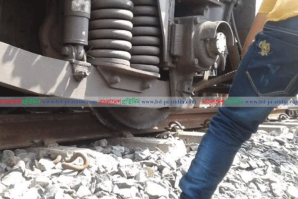 ট্রেনের বগি লাইনচ্যুত, উত্তরাঞ্চলের সঙ্গে ঢাকার রেল যোগাযোগ বিচ্ছিন্ন
