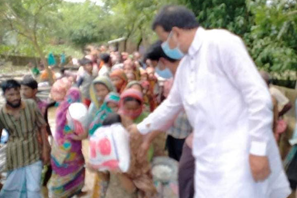 বন্যাকবলিত মানুষের পাশে এমপি পীর মিসবাহ