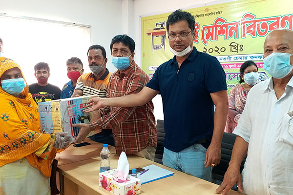 নওগাঁয় ১০০ সেলাই মেশিন বিতরণ