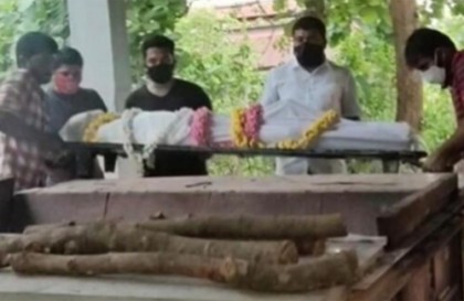 হিন্দু বৃদ্ধের শেষকৃত্য করল মুসলিম যুবক