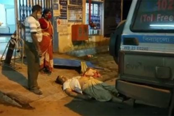 অ্যাম্বুল্যান্সে তুলতে গিয়ে বৃদ্ধের মৃত্যু, আধা ঘণ্টা পড়ে রইল দেহ!
