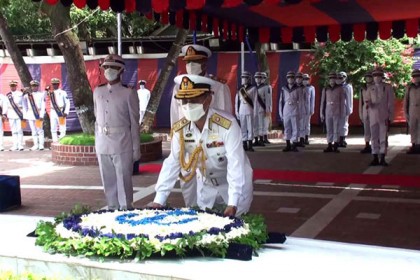 বঙ্গবন্ধুর সমাধিতে শ্রদ্ধা জানালেন নবনিযুক্ত নৌবাহিনী প্রধান