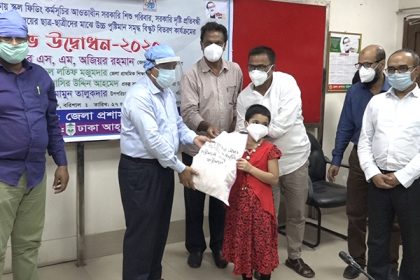 বরিশালে প্রতিবন্ধী স্কুলের ৩শ’ শিক্ষার্থীর মাঝে বিস্কুট বিতরণ