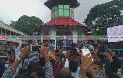 ‘নগর চত্বরকে’ ‘কামরান চত্বরে’ বদলে দিল আ.লীগের অঙ্গ সংগঠনের নেতারা