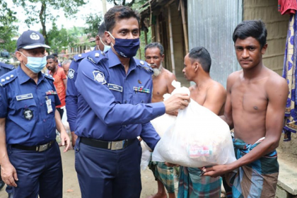 সিলেটে বন্যার্তদের পাশে জেলা পুলিশ