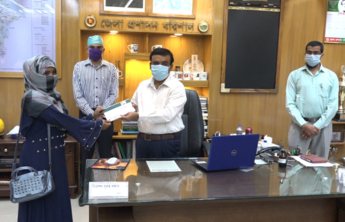 বরিশালে দুস্থ ক্রীড়াবিদ ও ক্রীড়া সেবীদের মাঝে আর্থিক অনুদানের চেক বিতরণ