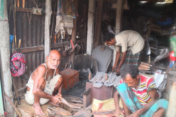 লাকসামে কামার শিল্পীদের ব্যস্ততা 