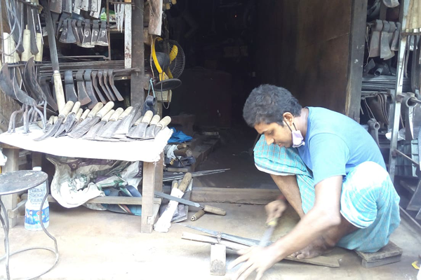 পাহাড়ে স্থবির কামার পল্লী