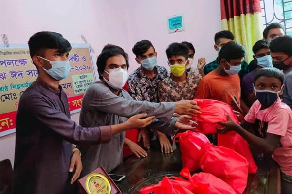 ভালুকায় এতিম-প্রতিবন্ধীদের মাঝে ঈদ বাজার বিতরণ