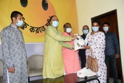 দুস্থদের ঈদ উপহার দিলেন রাজশাহীর মেয়র