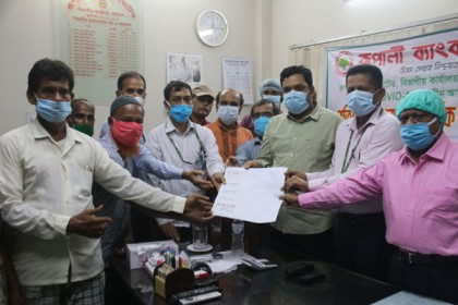 বরিশালে সংবাদপত্রের হকারদের আর্থিক সহায়তা