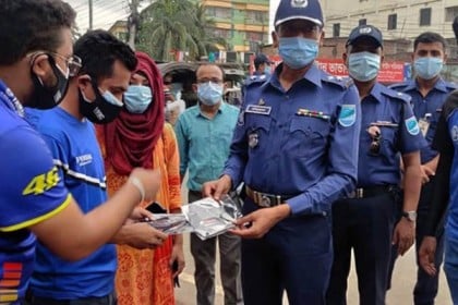 করোনা সচেতনতায় ইয়ামাহা রাইডারস ক্লাবের মাস্ক বিতরণ
