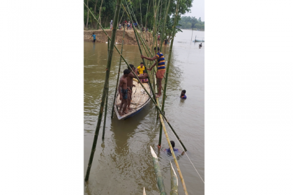 বাগমারায় গ্রামবাসীর বাঁশের সাঁকো
