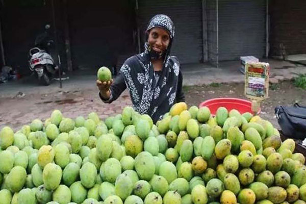 পিএইচডি গবেষক এখন ফুটপাতের ফল বিক্রেতা! (ভিডিও)