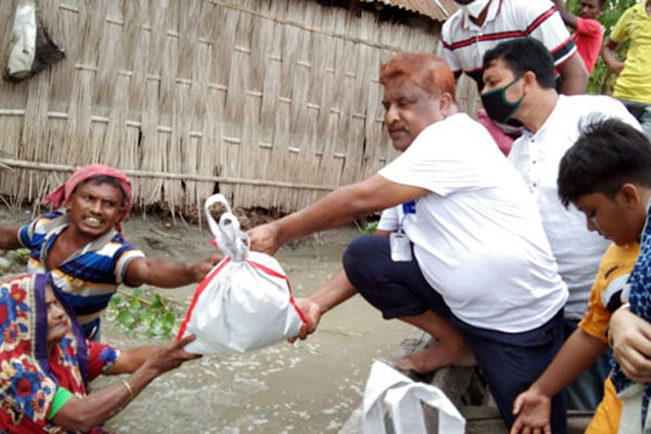 বগুড়ায় বর্ন্যাতদের পাশে জেলা আওয়ামী লীগের যুগ্ম সম্পাদক আসাদুর রহমান দুলু