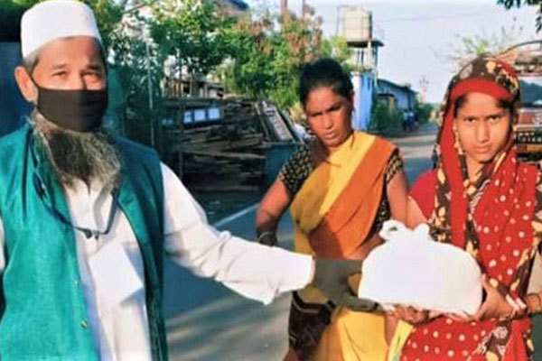 করোনায় হজ বাতিল, জমানো টাকা গরিবদের বিলিয়ে দিলেন এই দম্পতি