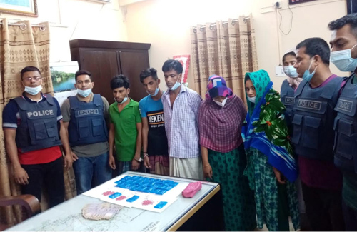 মা-মেয়েসহ মাদক পাচারকারী চক্রের ৫ সদস্য আটক