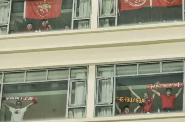 একেই বলে খেলার ভক্ত!