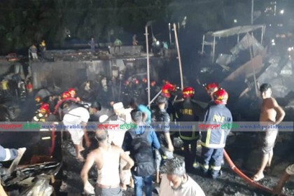 ভাষানটেক বস্তির পাশের একটি গোডাউনে আগুন