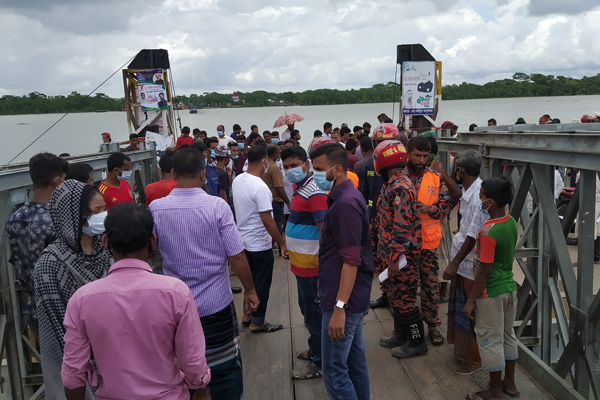 ফেরিতে উঠার সময় গরুসহ ট্রাক নদীতে