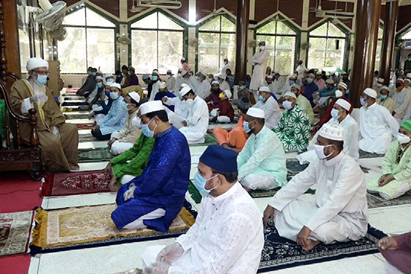 খুলনায় শারীরিক দূরত্ব বজায় রেখে ঈদের জামাত