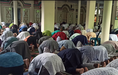 ঠাকুরগাঁওয়ে স্বাস্থ্যবিধি মেনে মসজিদে ঈদের নামাজ আদায়