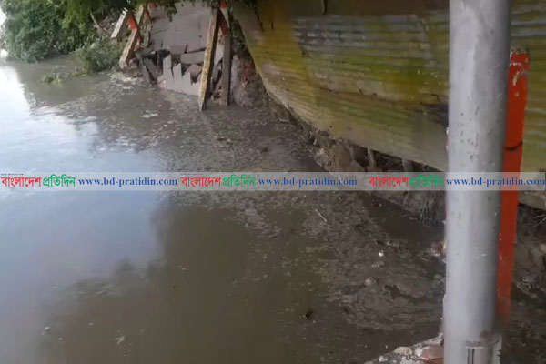 মাদারীপুর শহর রক্ষা বাঁধের একাংশে ভাঙন