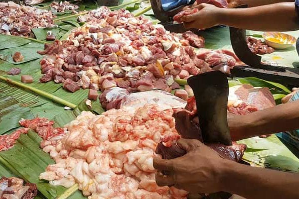 কোরবানির মাংস কাটতে গিয়ে শতাধিক ব্যক্তি আহত