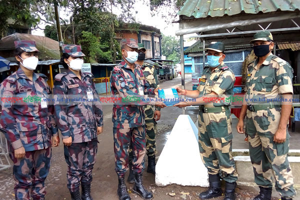 হিলি সীমান্তে বিএসএফকে বিজিবির ঈদ শুভেচ্ছা 