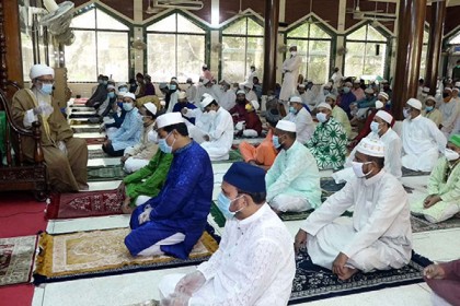 খুলনায় শারীরিক দূরত্ব বজায় রেখে ঈদের জামাত