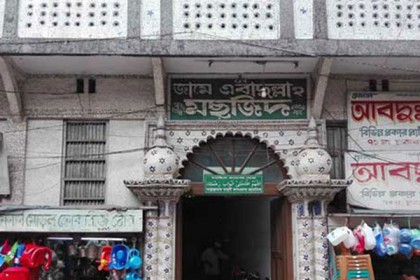 জামাত শুরুর আগে বিকট শব্দে ভেঙে পড়ল মসজিদের
সিলিং, মুসল্লিদের মাঝে আতঙ্ক