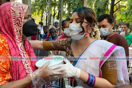 এফডিসিতে কোরবানি ও মাংস বিতরণ পরীমণির