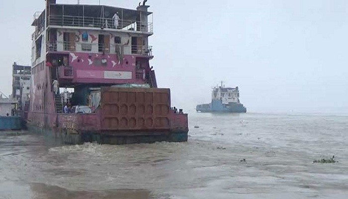 তীব্র স্রোত, শিমুলিয়া-কাঁঠালবাড়ী নৌরুটে চলছে ৪টি ফেরি 