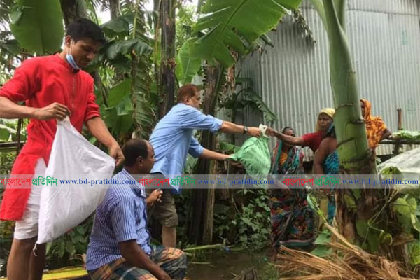 বন্যার্তদের মাঝে কোরবানীর মাংস বিতরণ 
