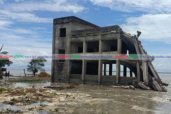 শরীয়তপুরে দুর্ভোগ কমেনি বন্যার্তদের