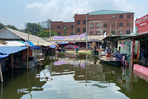রাজধানীতে ঢুকছে বন্যার পানি