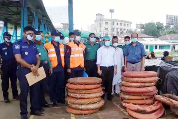 বরিশালে যাত্রীবাহী লঞ্চ থেকে ৭৭ হাজার টাকা জরিমানা আদায়