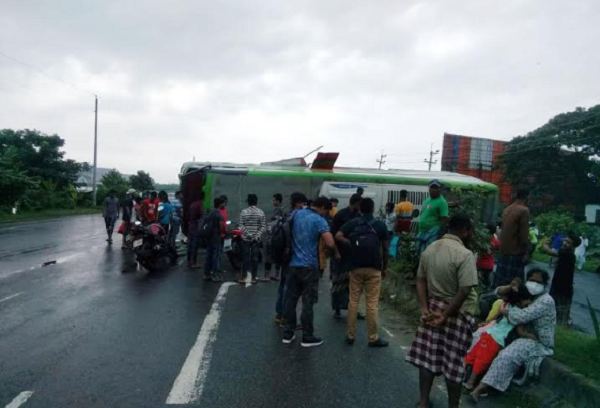 কুমিল্লায় মহাসড়কে বাস উল্টে পথচারী নিহত