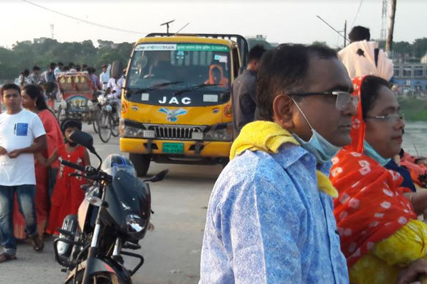 মানিকগঞ্জের বেউথা ব্রিজে দর্শনার্থীর ভিড়