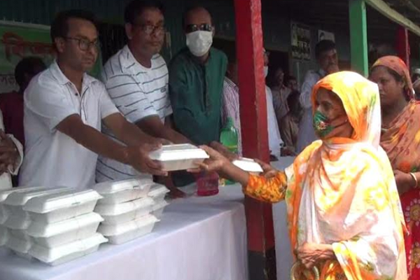 কালিয়াকৈরে বন্যার্তদের মাঝে ত্রাণ সামগ্রী বিতরণ