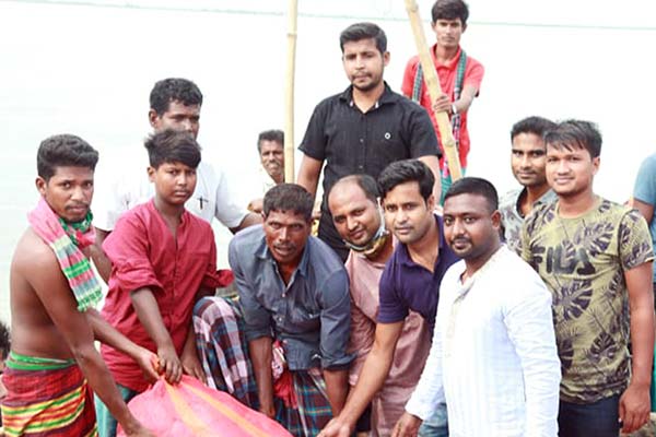 বগুড়ায় বন্যার্ত দেড় হাজার পরিবারের মাঝে খাবার বিতরণ
