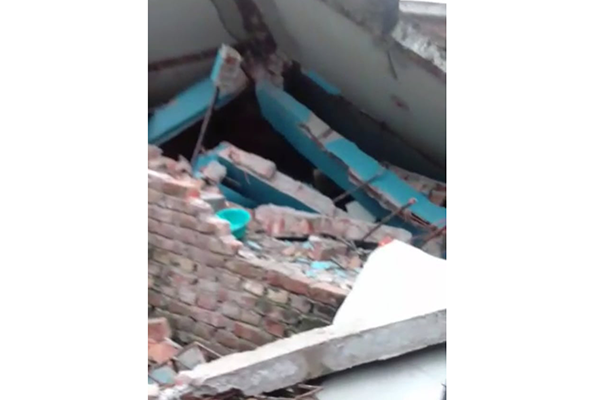 ফতুল্লায় বন্যার পানি ঢুকে ভবন ধস, তলিয়ে গেছে ১৫০ বাড়ি